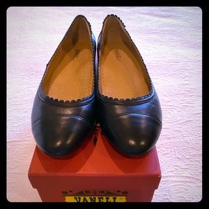 Vaneli Calan navy flats